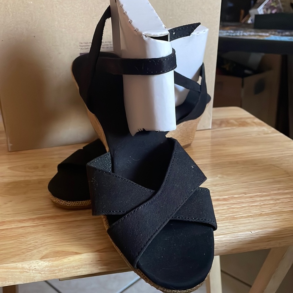 NWOT Nicaraguan Wedge Black Sandals- Made in Nicaragua - Size 8